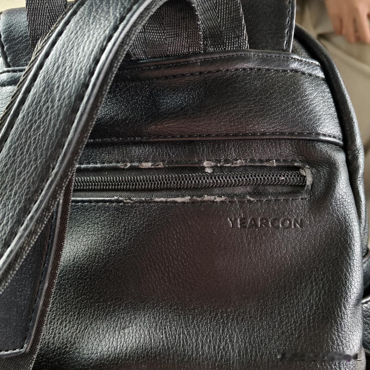 我万万没想到皮质包包会不经放。几年前花几百元买的意尔康背包，我一直没有背。用个塑