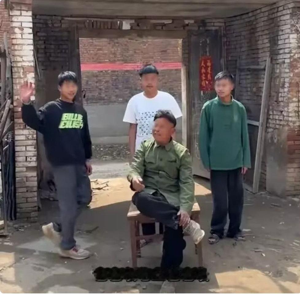 “8个孩子，没一个拿得出手！” 农村父亲晒7儿1女，被嘲一个儿媳都娶不到 