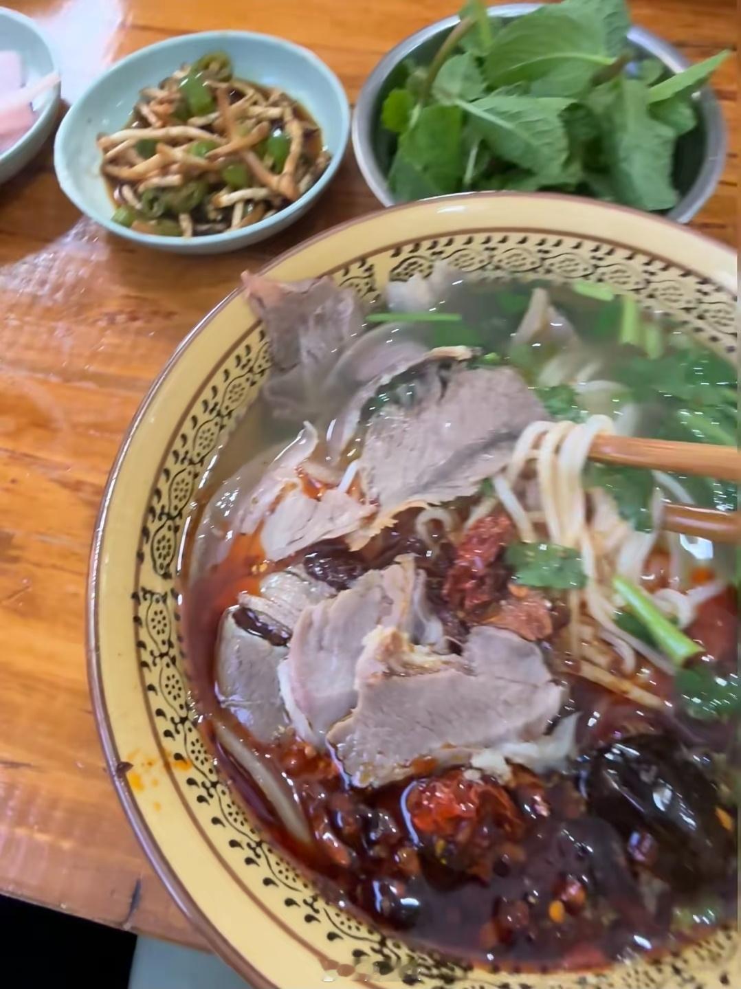 同志们，早上好！贵州人的早餐羊肉粉！ 