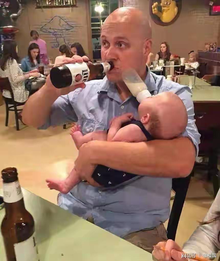 爸爸带娃通常有新纪录，像这个奶爸，喝酒奶娃两不误。