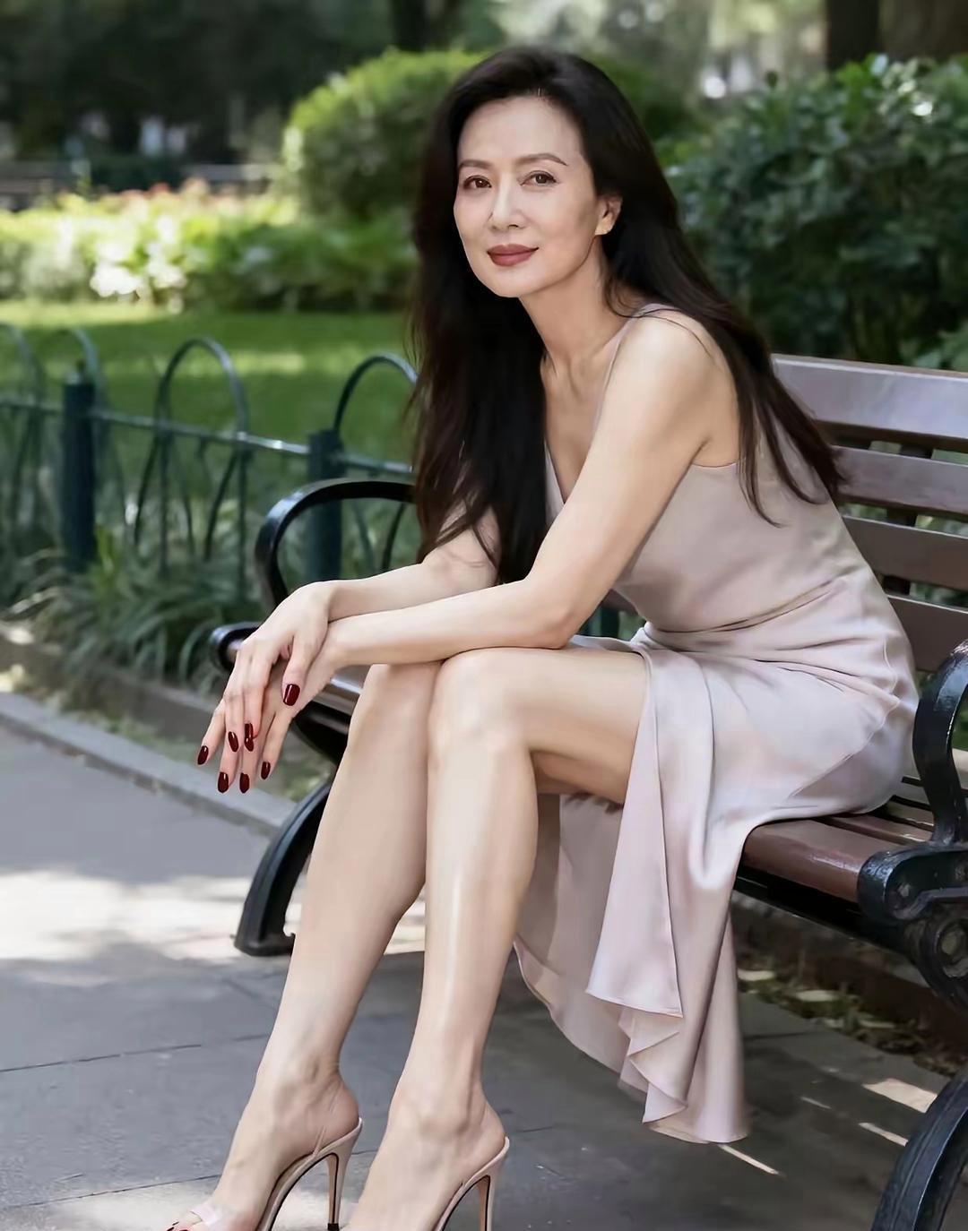 55岁又怎样，依然可以美到发光。