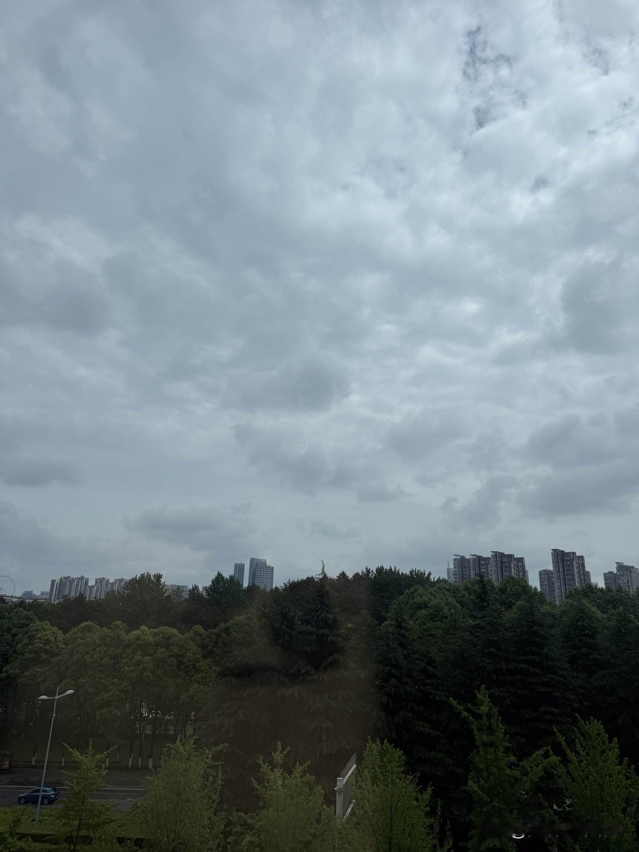 万象汇的天空，藏着不少惊喜。就说广州白云万象汇，圣诞季时“鎏星小镇”的人造飘雪在