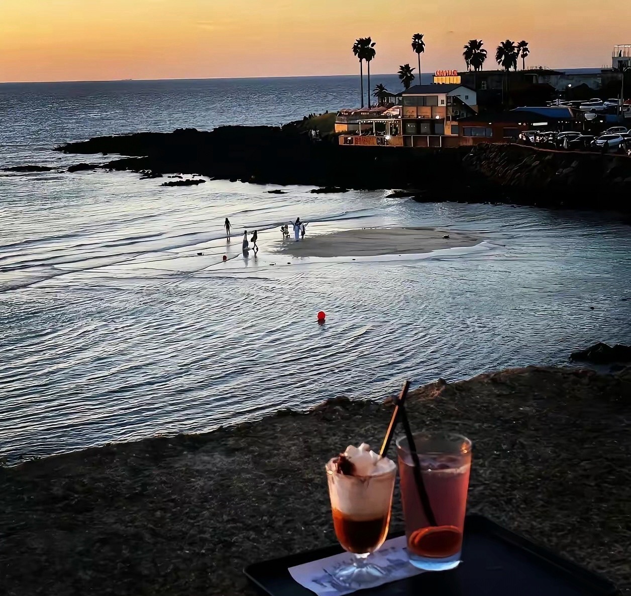 晚上没事，找个老电影看。这没打野吃仓过夜晚上都不会一会儿看看，一会儿看看。 