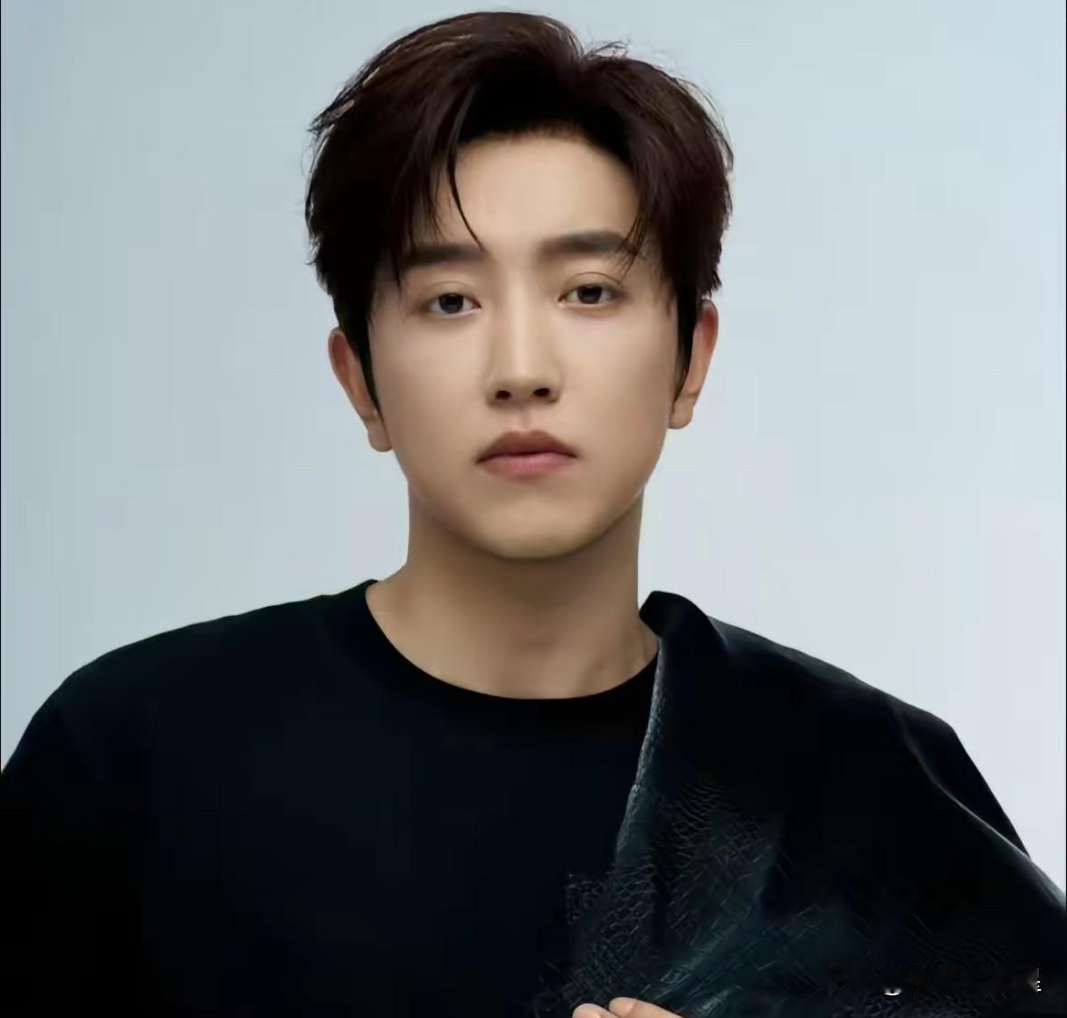 网红白冰的豪门人设翻车，撕开了短视频流量造富的遮羞布。

  看似天生富贵、挥金