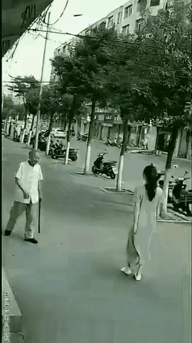 大爷太久没看到美女了
突然来个超漂亮的，这一下子就顶不住了