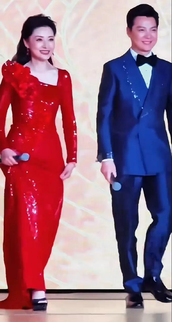 [微风][微风]央视这几位美女主持人你更喜欢谁？央视主持人 央视春晚主持人 周涛