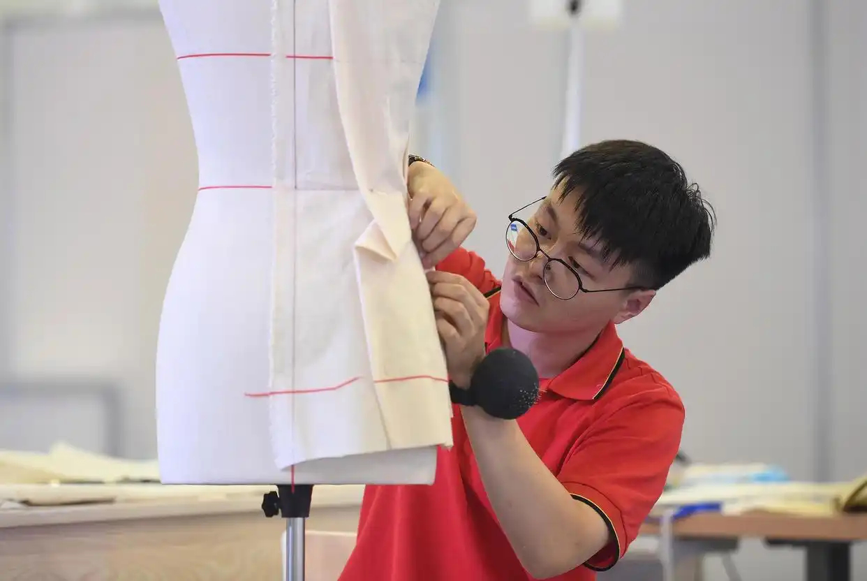 在杭州、广州等服装产业发达的地区，不少企业对有3年至5年经验的服装制版师，开出1
