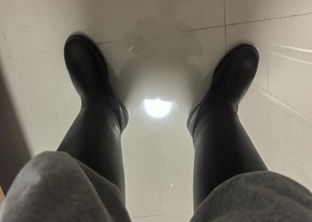 心心念念的靴子到货啦
终于，最后配件-14仪仗靴到货啦
现在，服装也配齐了，只差