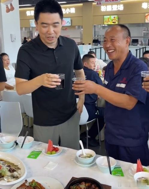 理想CEO李想请卡车司机吃饭人情世故，这一块李想还是没得说的，不过该说不说家用汽