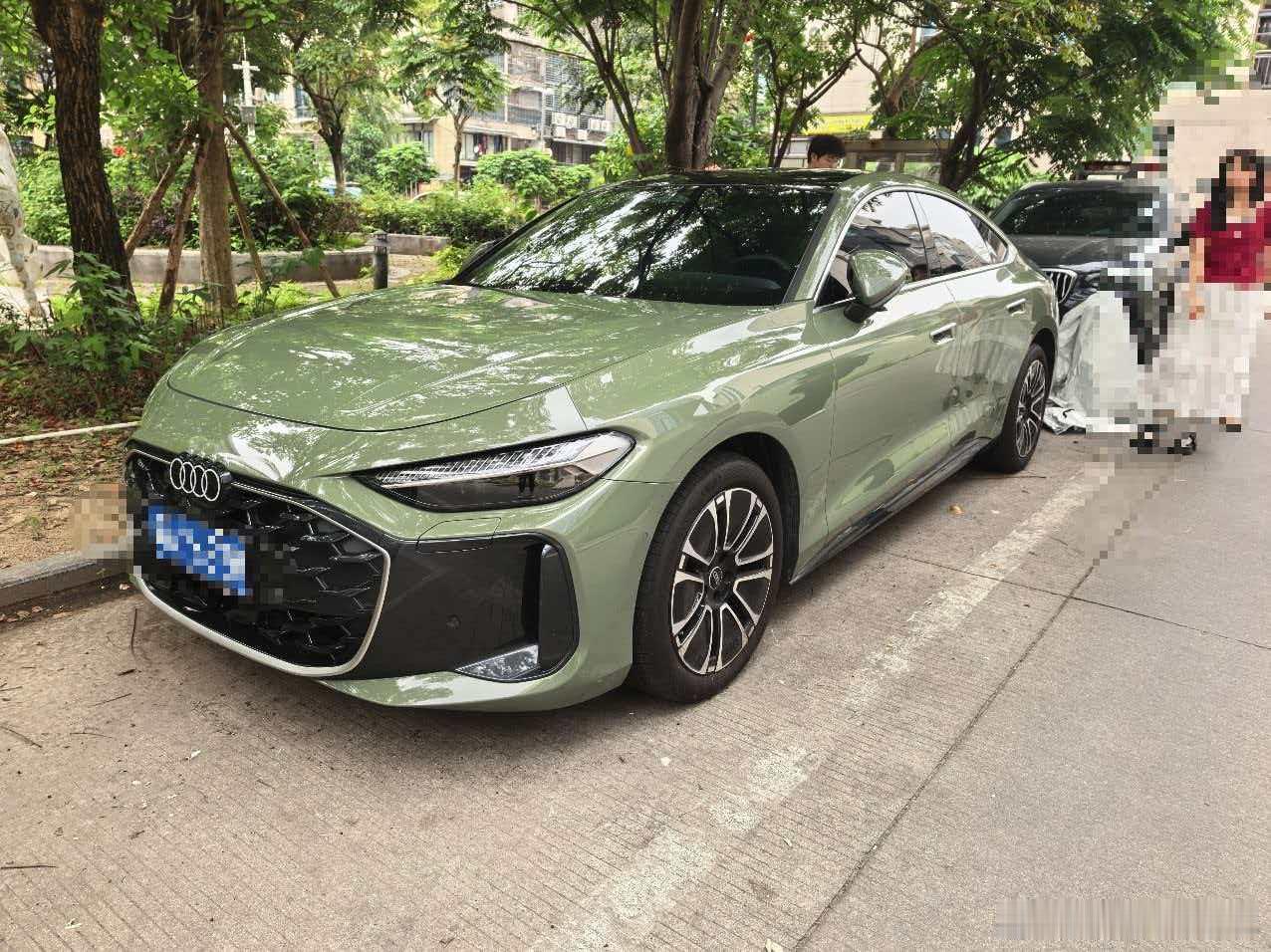 最近一堆车商喊着不敢收车结果狠人还是非常多的啊图一这台19年宝马325li首发版