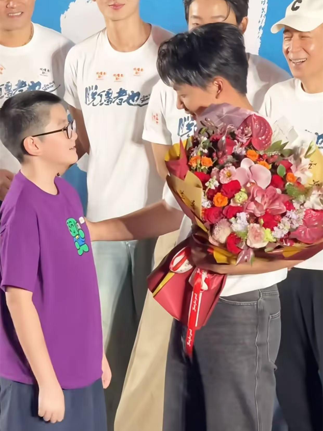 人情世故这方面，于家门拿捏的都很到位。冯照洋带着儿子冯子轩参加郭麒麟电影《脱缰者