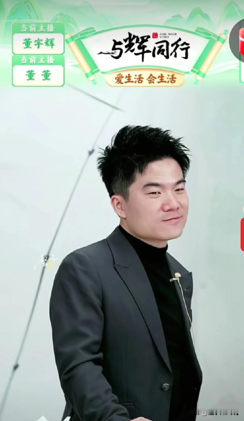 肉眼可见宇辉瘦了，强颜欢笑，眼睛里藏不住的忧郁。昨天晚上，他是被汉森硬生生喊到直