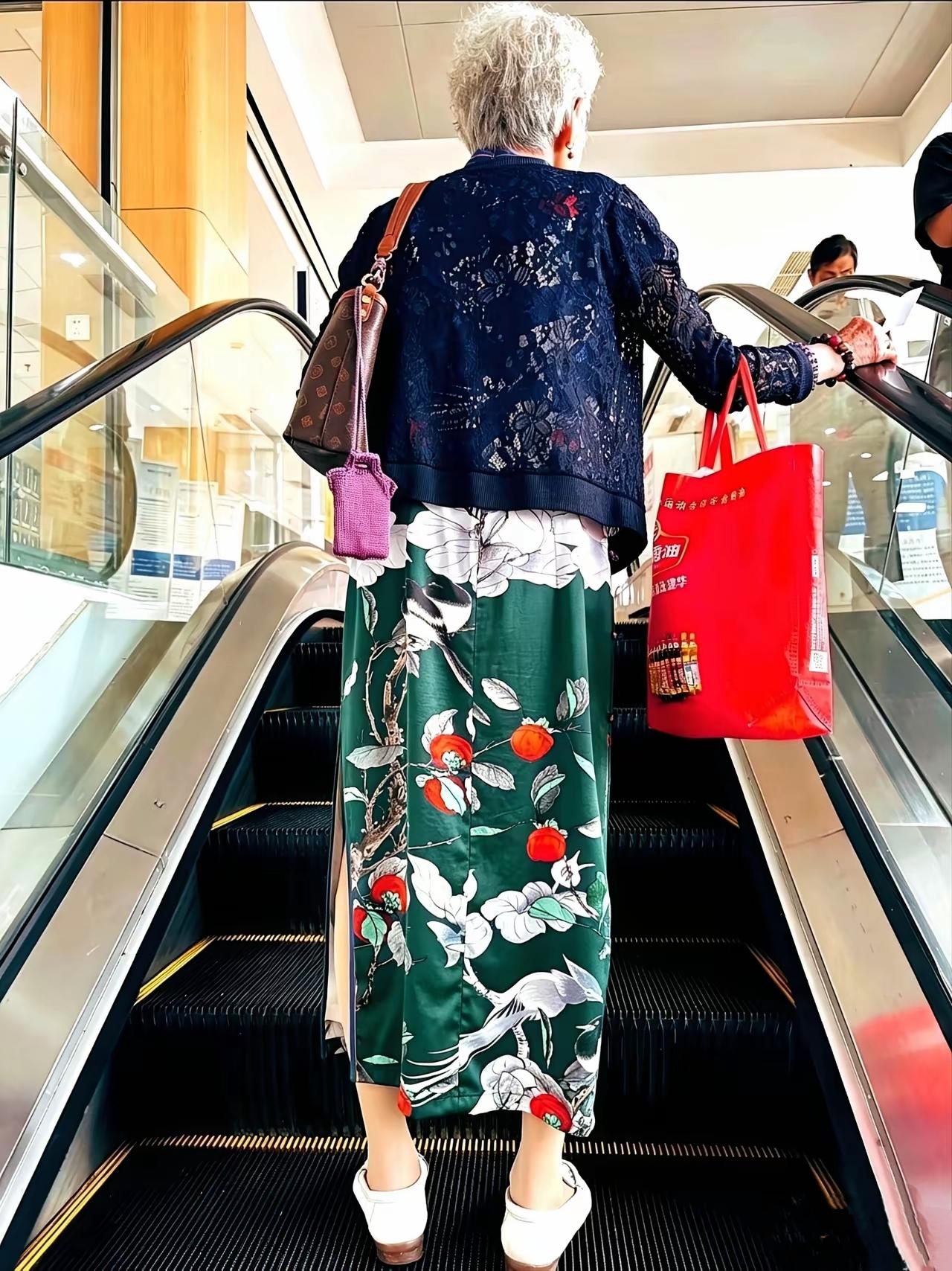 “彩虹装”随处可见，这个年龄段的大妈为何如此“好色”？
活出任性，活出自在，越活
