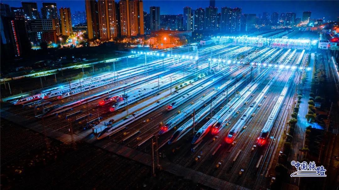 这哪是高铁站？分明是科幻片片场！中国动车组终点站太绝了
 
谁懂啊！坐动车抵达终