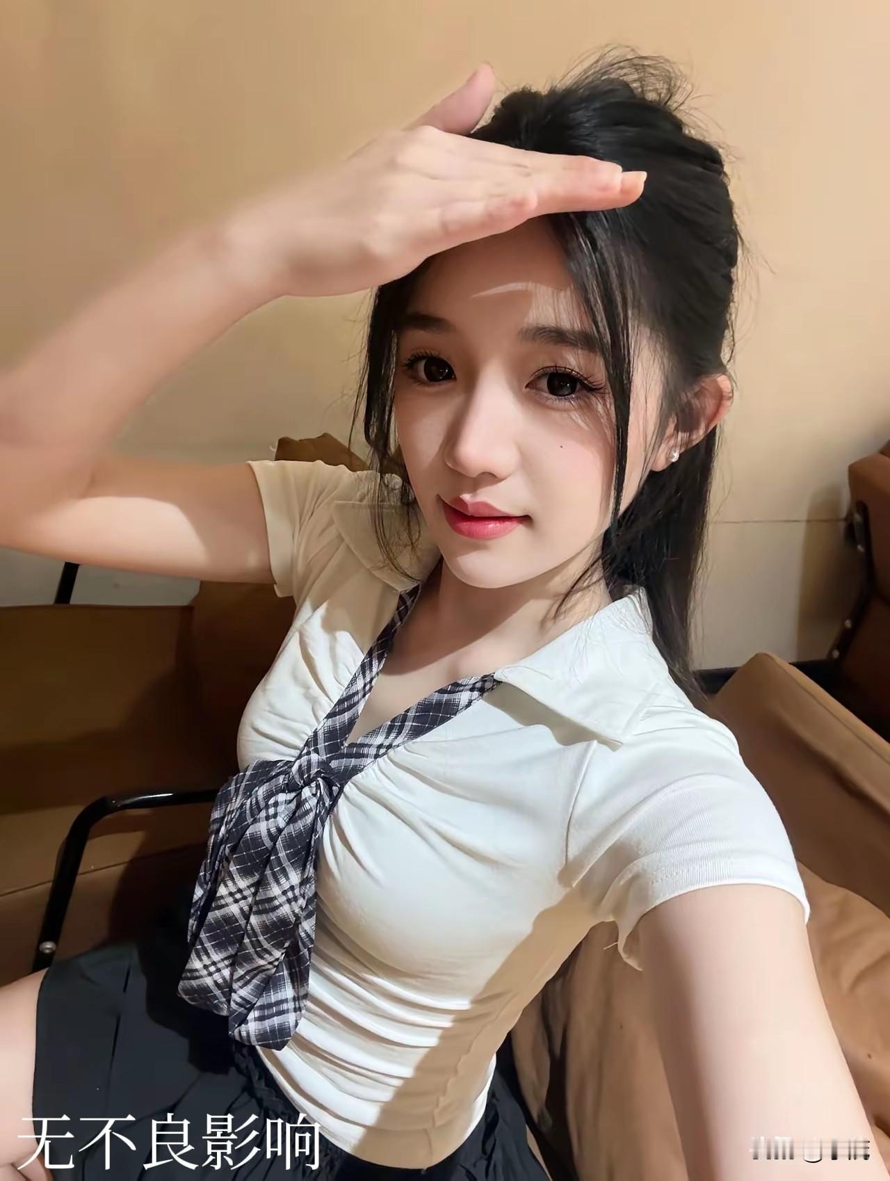 本该属于情侣的私密时光，大概就是恋爱里最惬意快乐的时刻。
两个人正享受独处，门外