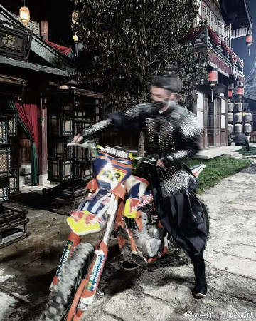 何与穿着盔甲骑机车何与穿古装骑机车何与穿着盔甲骑机车 