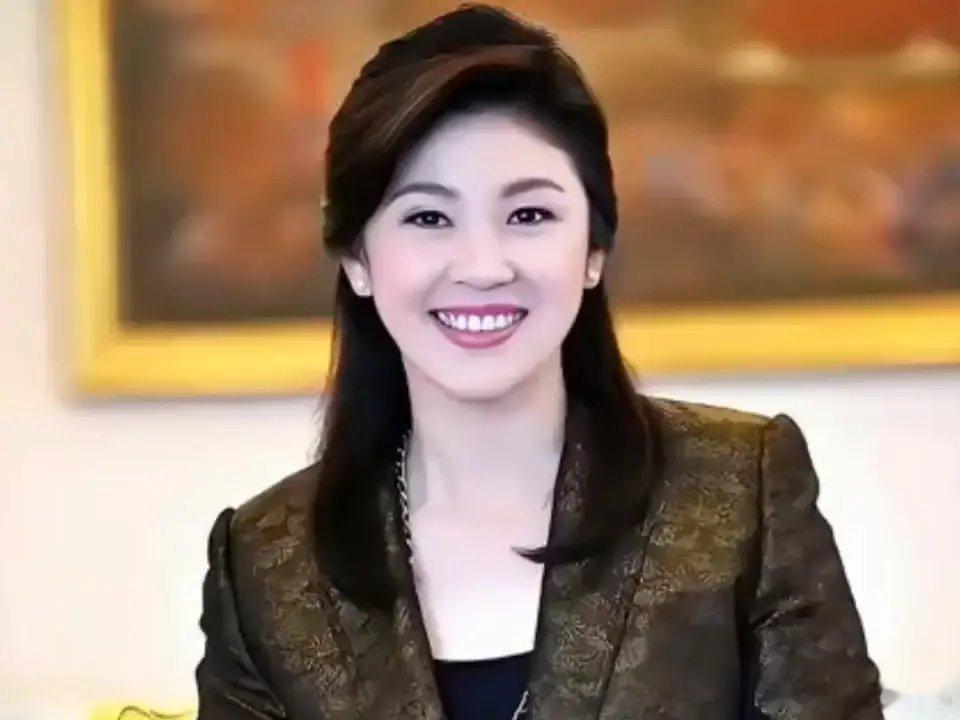 英拉没化精致妆，也没带特别饰品，但她那迷人的笑容、不凡的气质让人看多少遍都不觉得