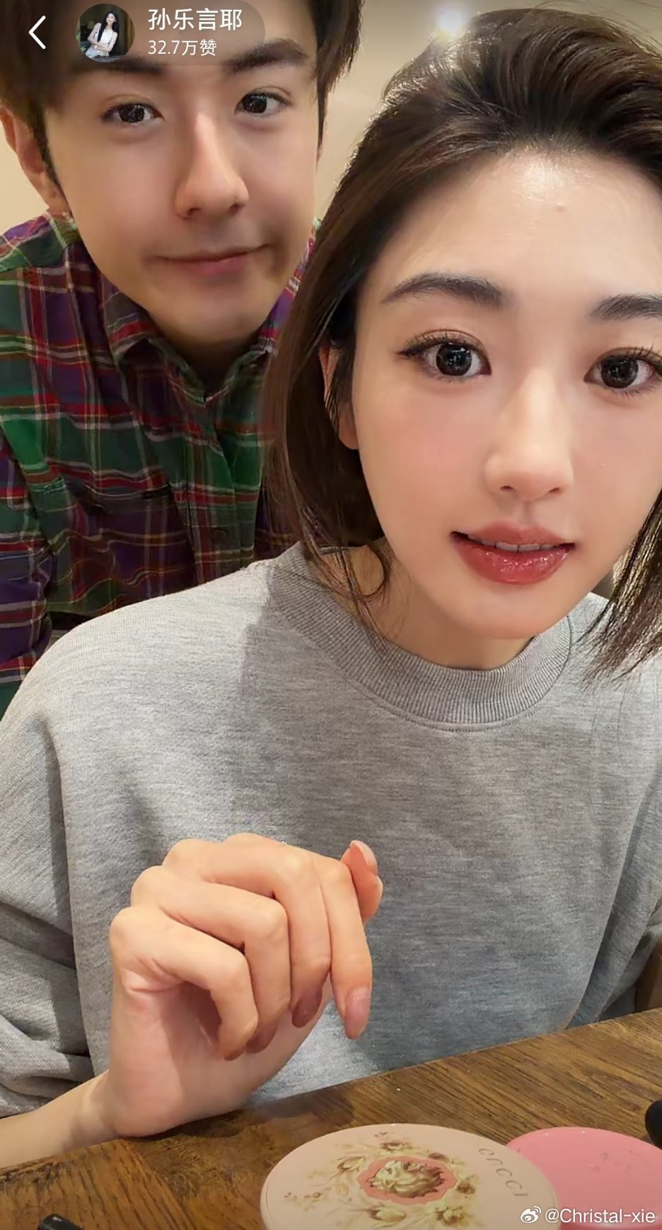 毓言cp毓言在英国和我们直播喽超甜，好幸福！！！毓言cp太甜了