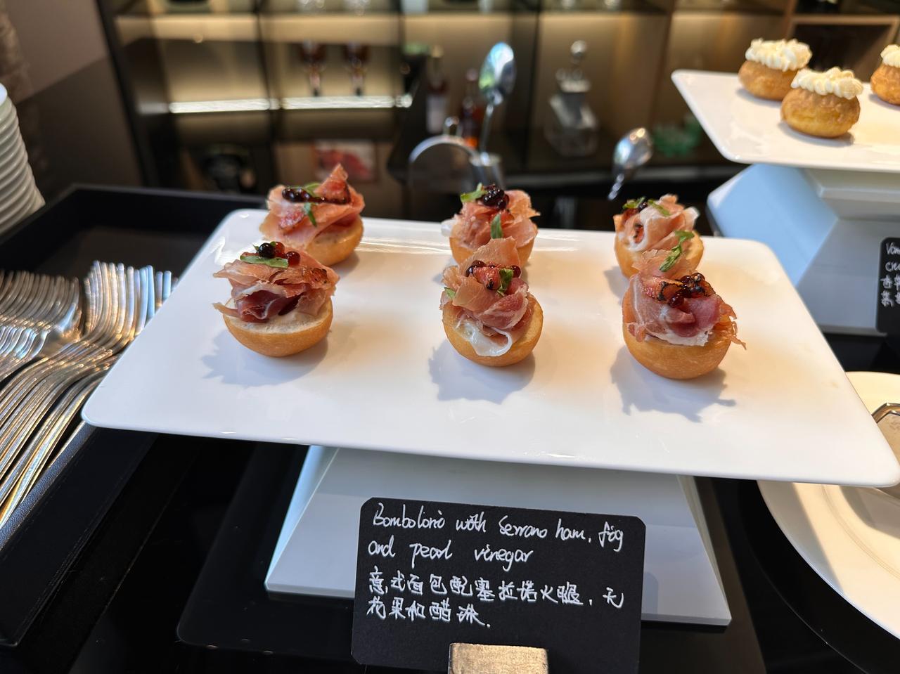 在法拉利个性化定制中心提供的宝格丽下午茶面前，“华为大酒店”似乎也不香了，果然没