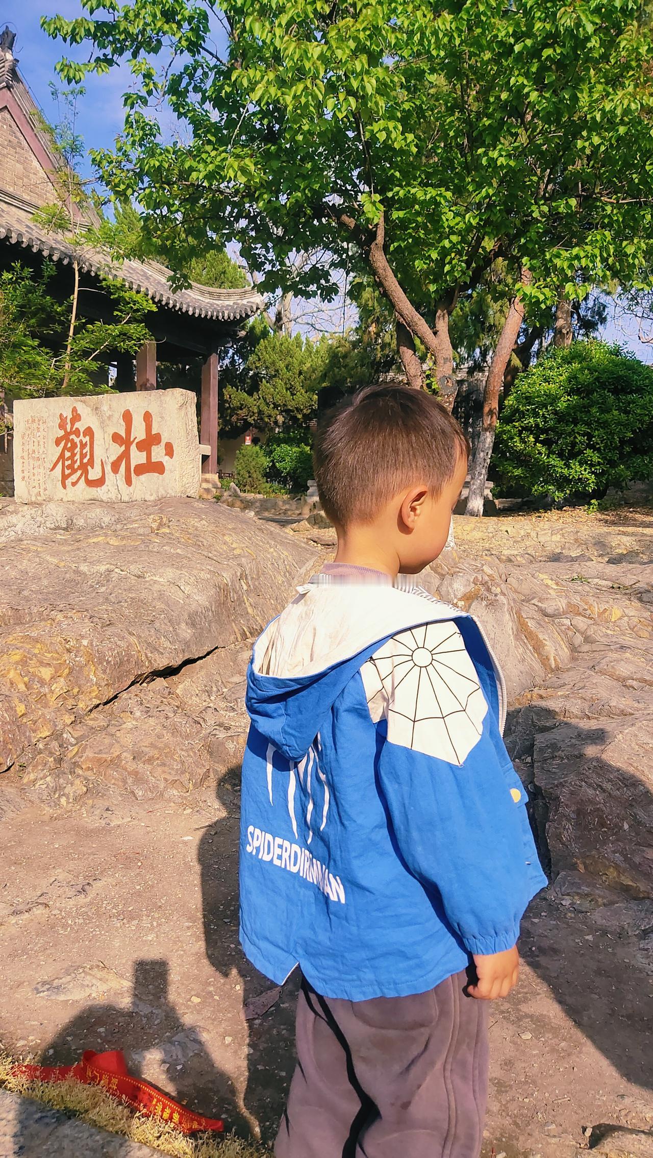 昨天让老公带我们出去玩，结果他带我们去爬山了。
我爬到了一半就腿疼了，但是我儿子