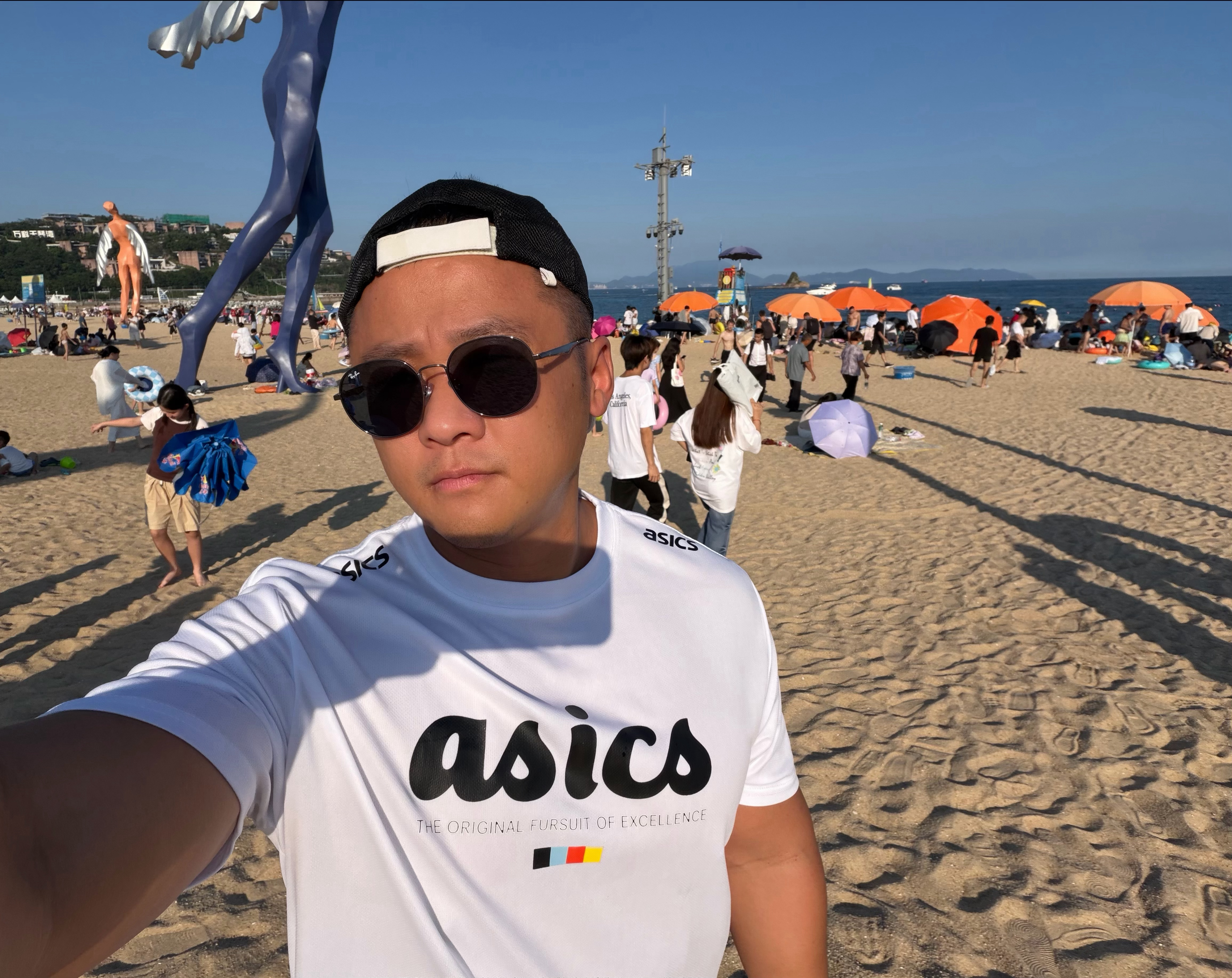 最近好热，来到海边人太多不好意思下海了