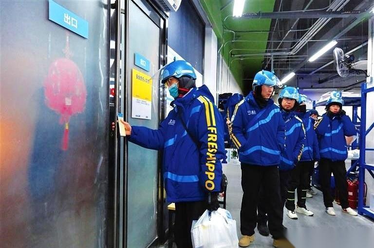 盒马，在太原，正式开跑了。
规矩很直接：下单开始，30分钟，东西必须送到你家门口