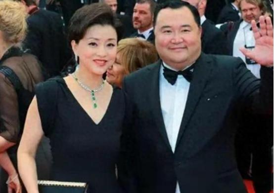 [微风]1994年，富豪吴征斥资500万买下一艘游艇，把有夫之妇杨澜邀到游艇大胆