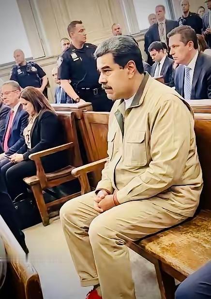 这手牌打得确实狠。
顶着贩毒、恐怖主义重罪站在纽约联邦法院，马杜罗却直接无视免费