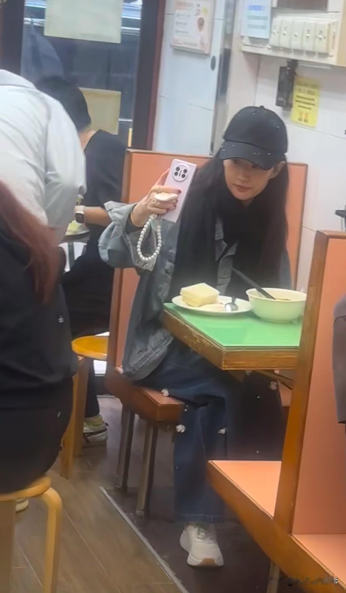 刘亦菲原来也是美食先发朋友圈！
姐姐只想独处，助理安排在旁边的桌子上！
她对镜头