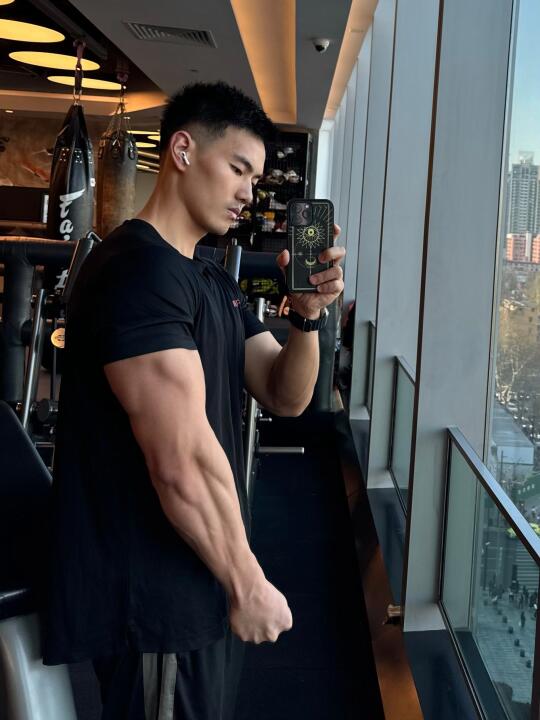 想抱着粗胳膊当枕头吗