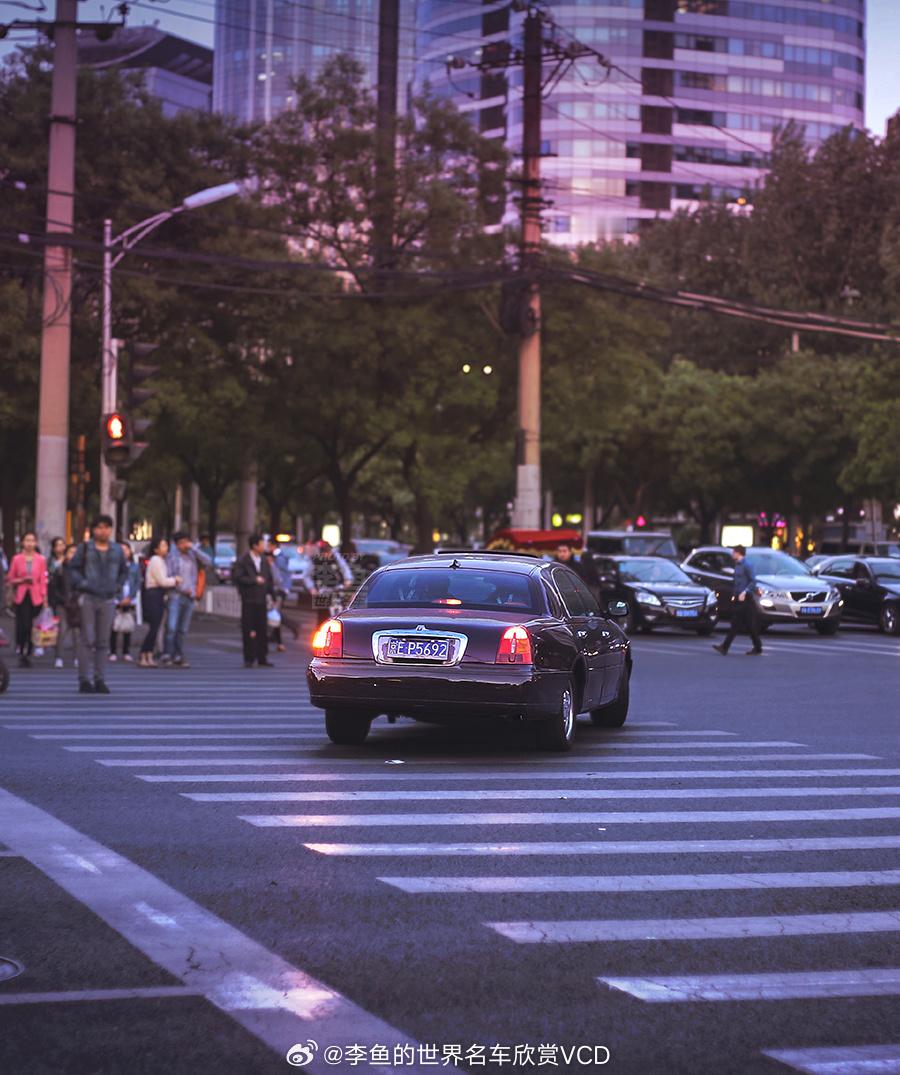 林肯Town car第三代，1998-2002的前期款式，不算很稀有，还改了个比