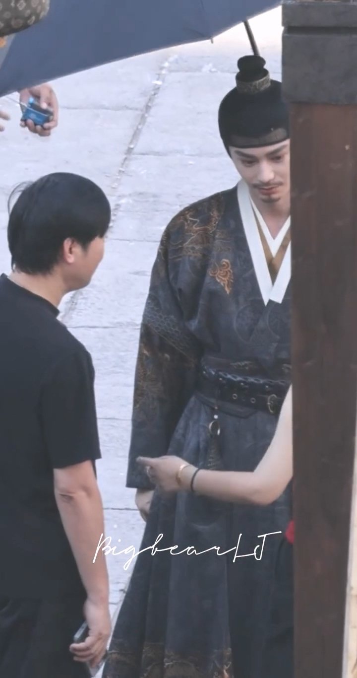 南部档案导演探班丁禹兮南部档案导演周靖韬探班丁禹兮《南部档案》的周靖韬导演去丁禹