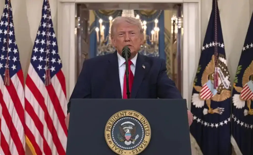 当地时间4月1日，民调机构YouGov在3月底开展的调查，特朗普的民意净支持率已