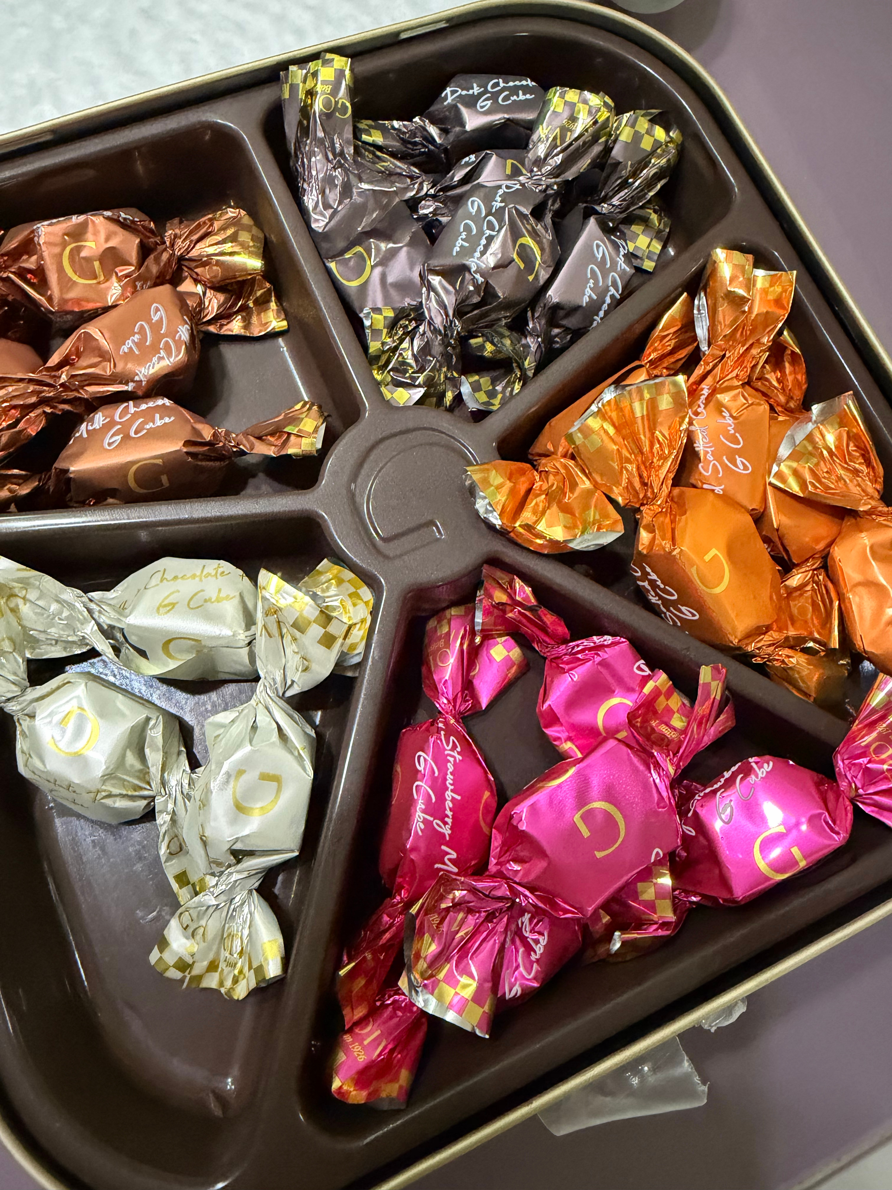 我晚上过来我姐家玩她就用巧克力🍫来招待我五颜六色真好看可惜我不敢吃啊