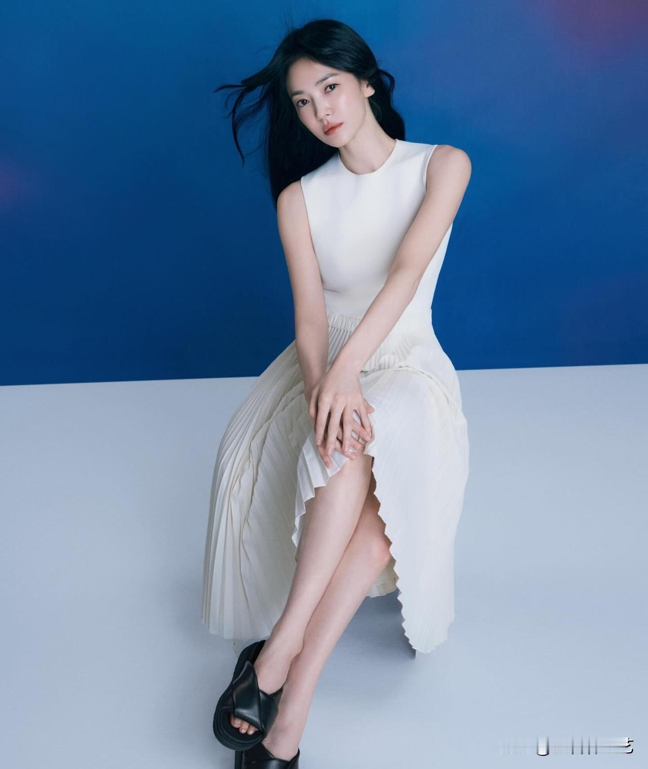 23日，演员宋慧乔在Instagram上上传了多张照片。照片中，宋慧乔身穿白色连