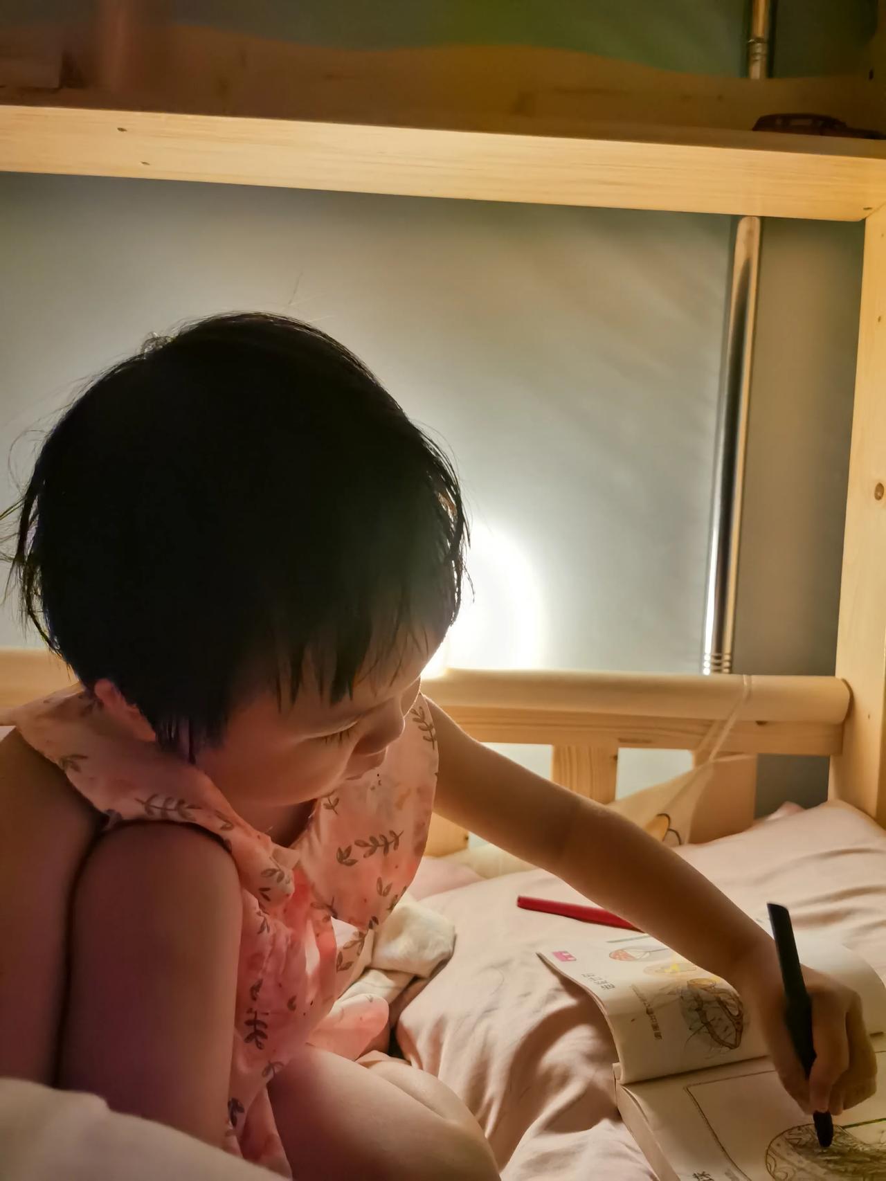  十点钟了还不肯睡觉，要在那画画画。问她为什么不睡，她说好无聊[捂脸]我说，那好