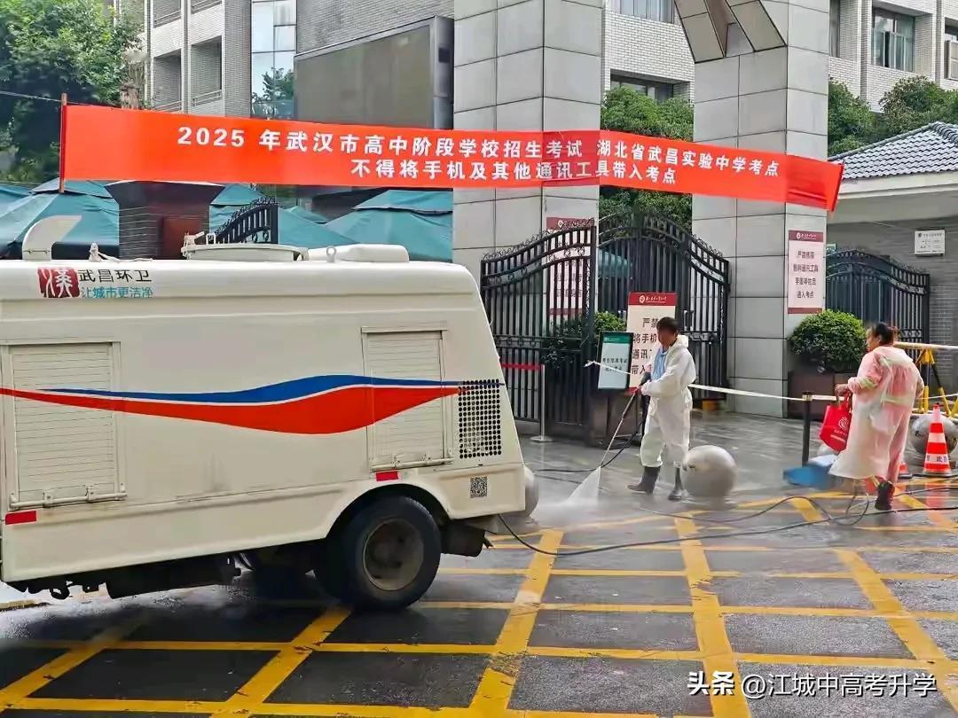 武汉中考考点省实验门口搭起风雨长廊，
为了应对明天起三天中考的暴雨天气，
各中考