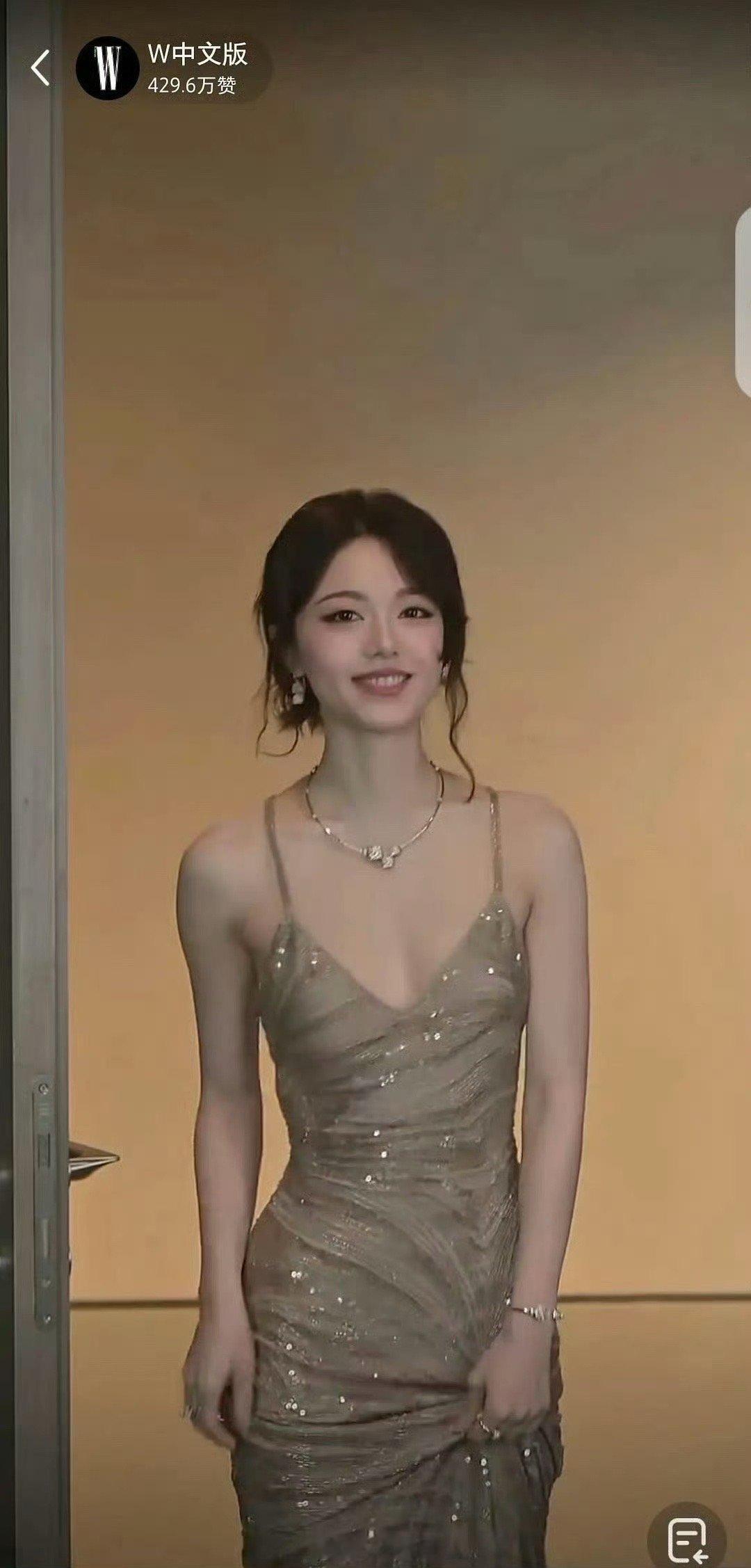 W盛典三个小花 周也刘浩存赵今麦 是滤镜问题还是今天妆都挺浓 ​​​