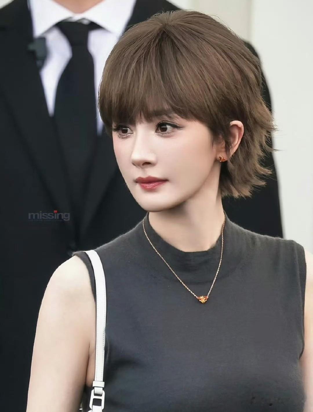 杨幂米兰时装周生图，prada脸都笑烂了吧
短发全新风貌 女王先锋时髦 复古摩登