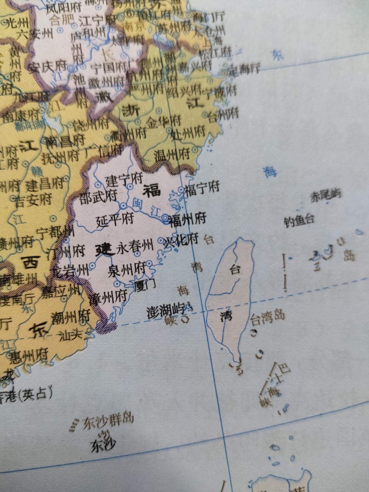 这是清朝时的台湾岛，属于福建省。