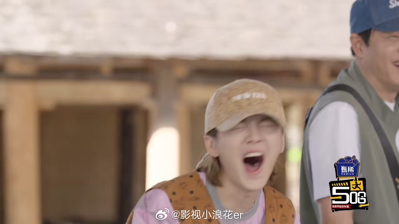 邓超一句话逗笑鹿晗邓超跳孔雀舞被说像鸡 路人表示，邓超也太能装了，明明跳得不像，