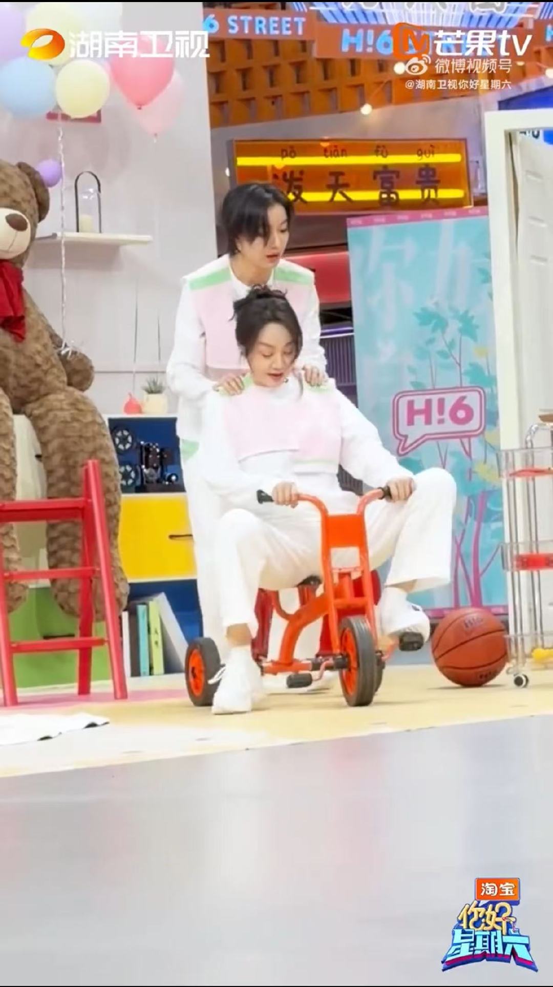 倪妮闫妮满脑子都是问号你好星期六倪妮闫妮闯关全程问号脸，盲猜任务配合超默契，成功