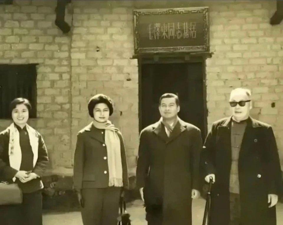 这是湘潭韶山冲毛主席老家门前的一幅合影，很有年代感的照片，你能认出他们都是谁吗？