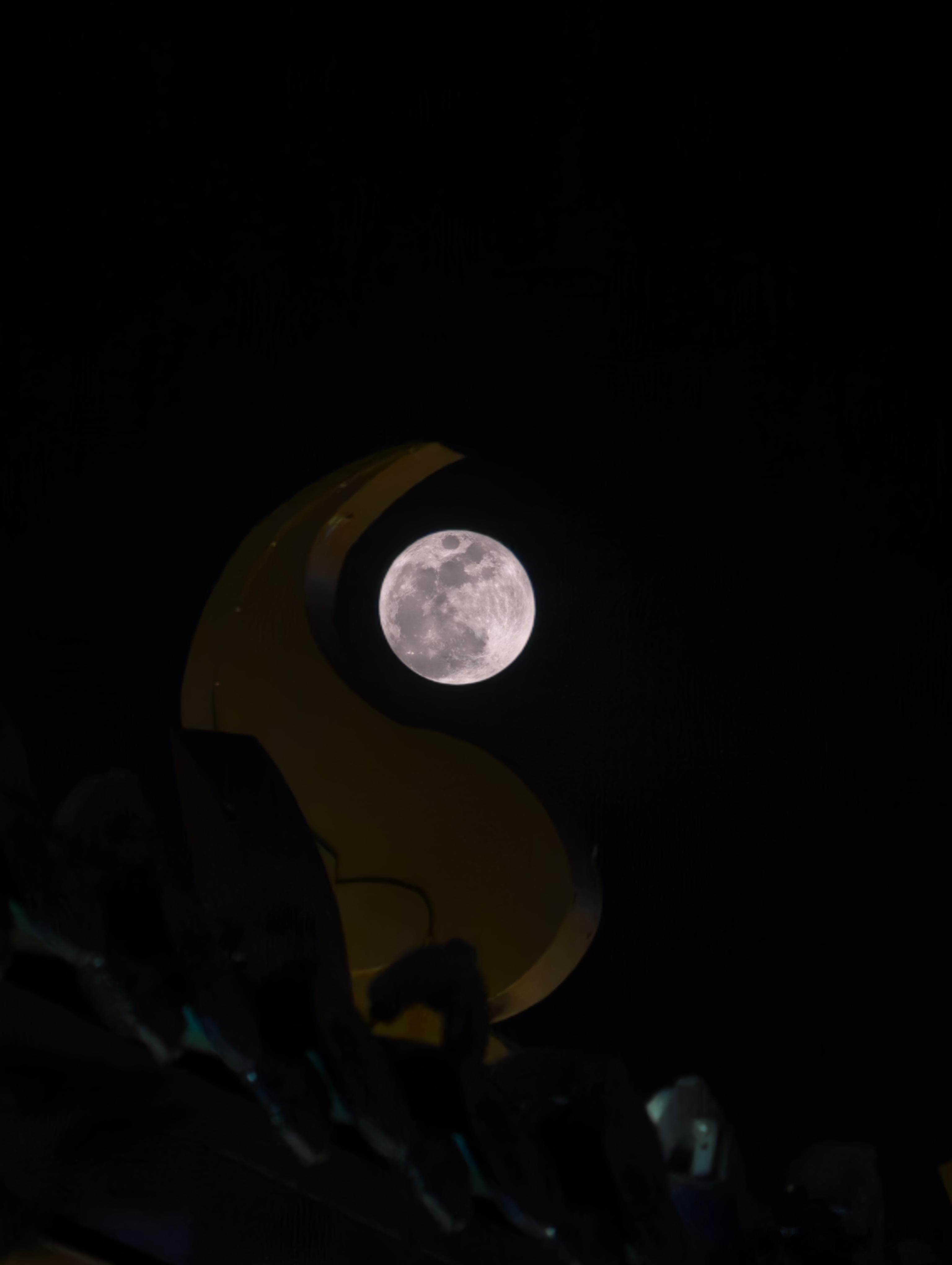 今晚拍的月亮，有没有发现图一图二月亮上有一条黑色的细条飘过！ 