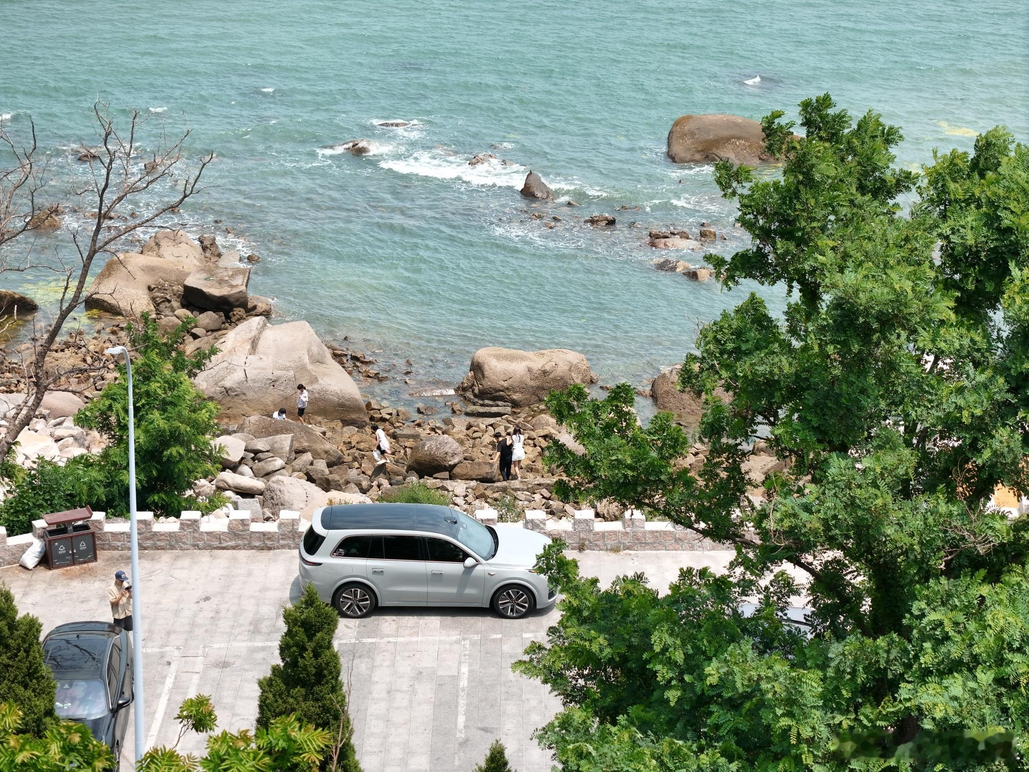 嘉兴自驾青岛 青岛的崂山环海公路绝对是个拍车圣地，这个停车区靠海特别近，场地上当