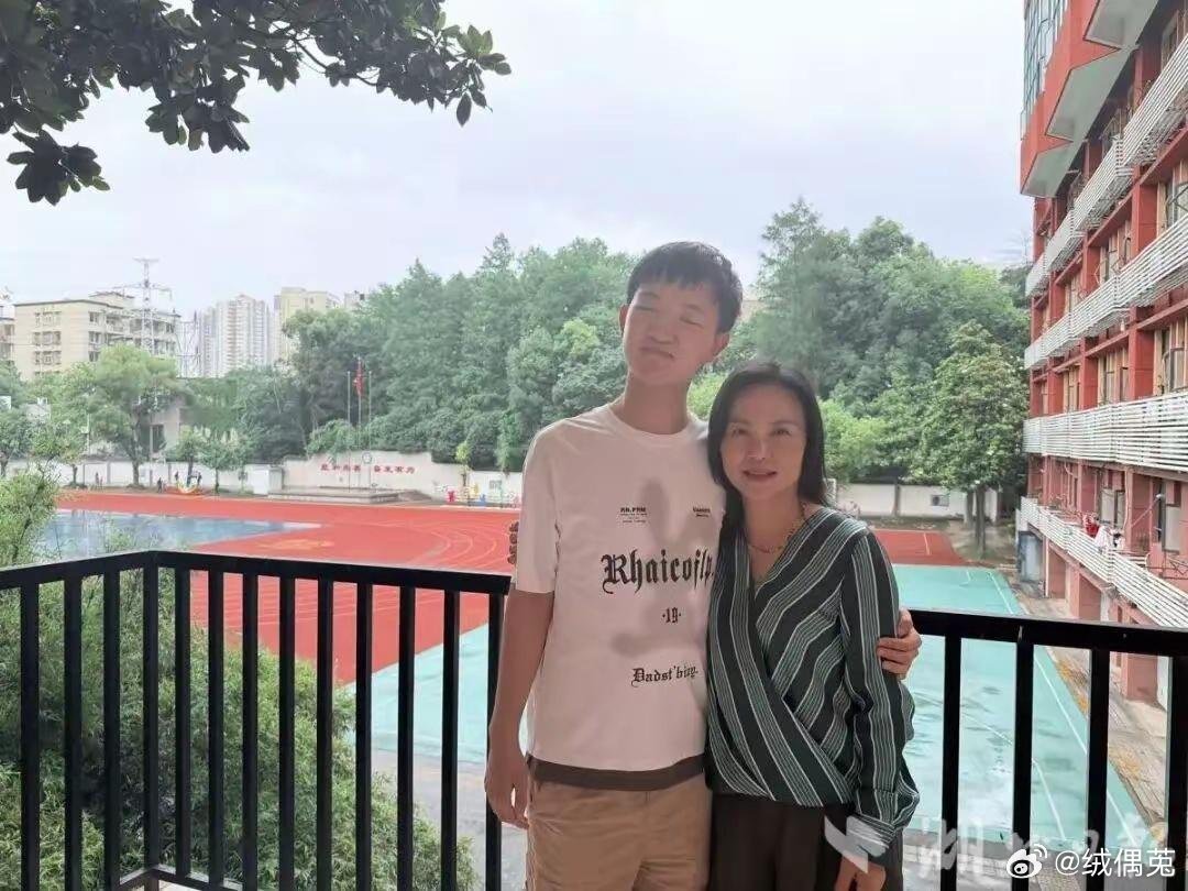 “挖眼案”失明男孩被大学录取，盲校“妈妈”张龙：劝父母放弃陪读，没法呵护他一辈子