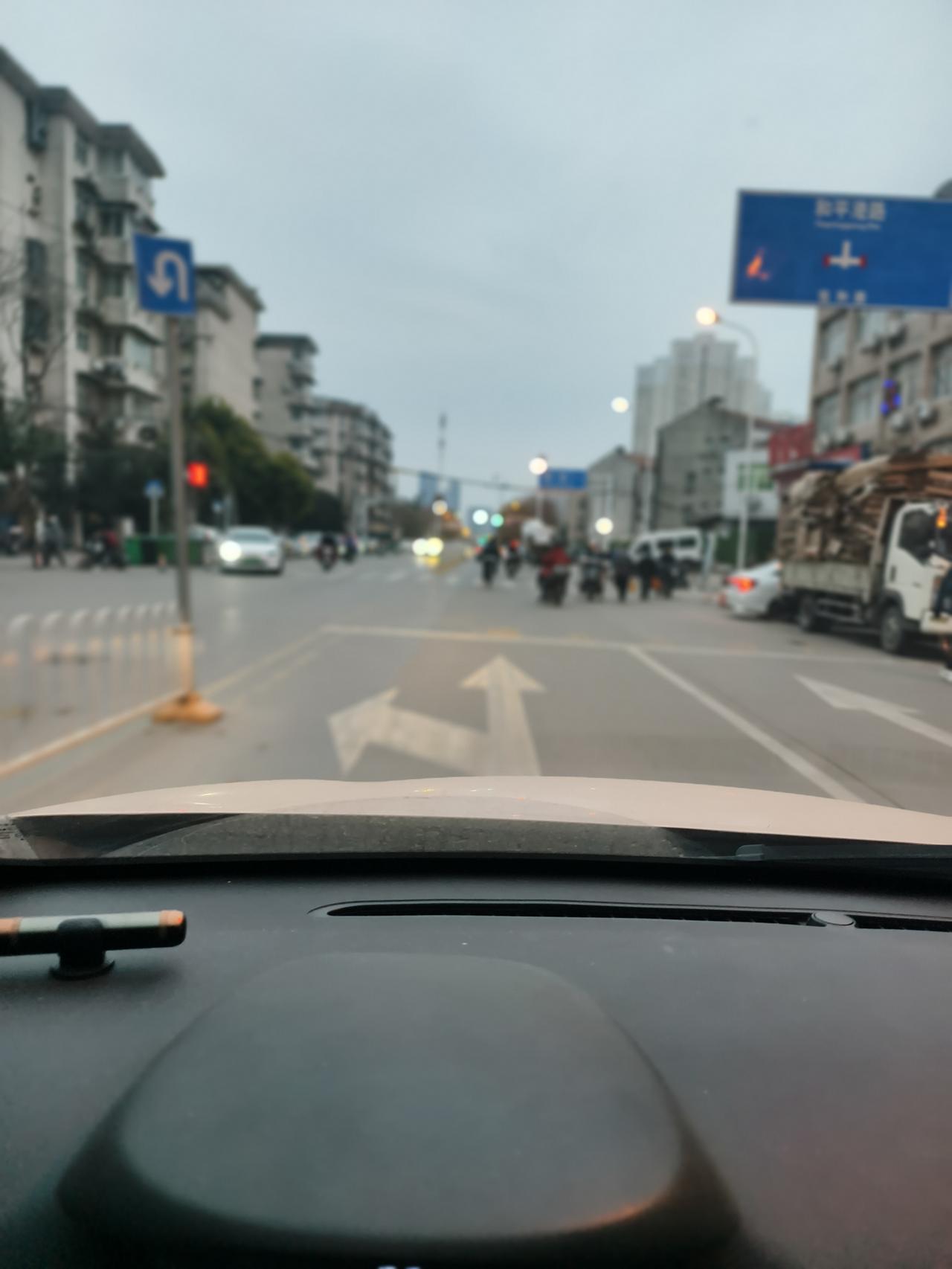 每次回家总想赶在11点之前，​
可是一回想，​
我已经毕业十年，​
早就没有门禁