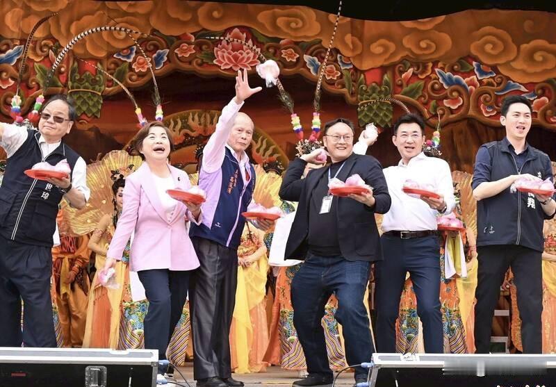 避谈“玉皇大帝说3月会翻身”  杨琼璎同框江启臣拜天公

今天（25日）大年初九