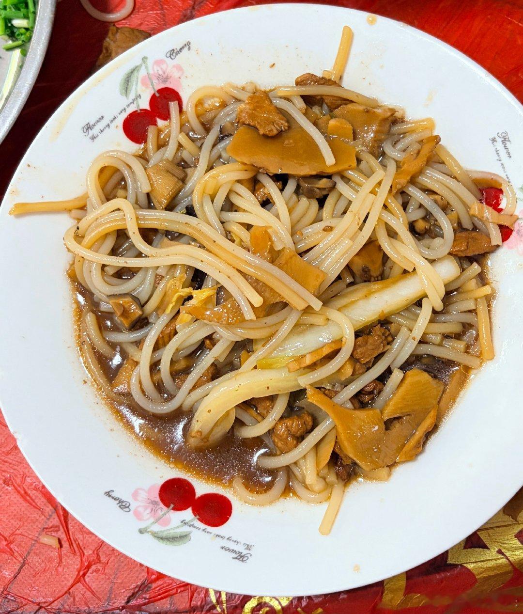 娃跟着他奶奶在家里，我和宝爸来新娘家吃个早餐（粉） ​​​