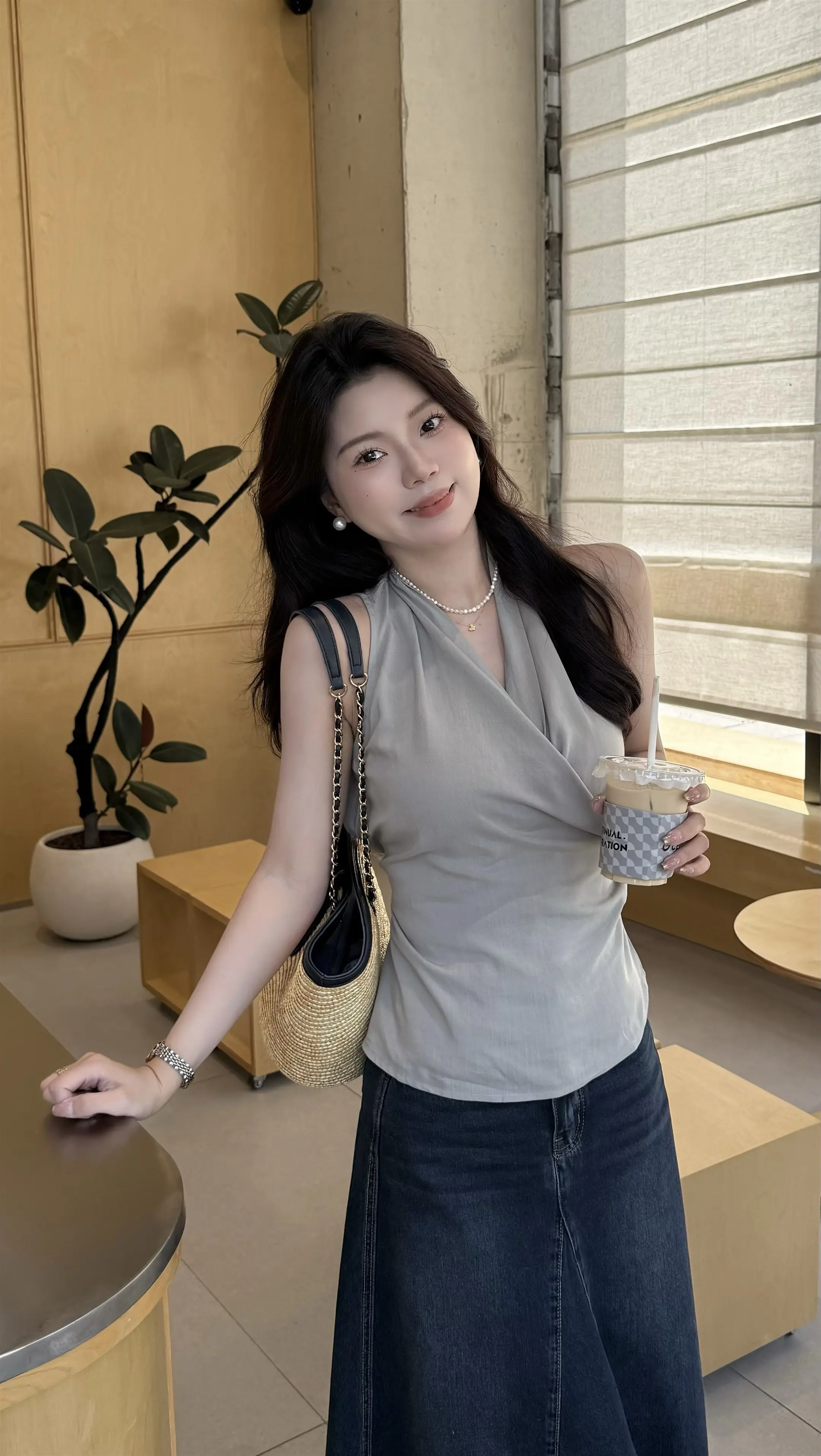我可以一直吃同样的饭 反复听同样的歌 我不喜欢新鲜感 我想要安稳的一切